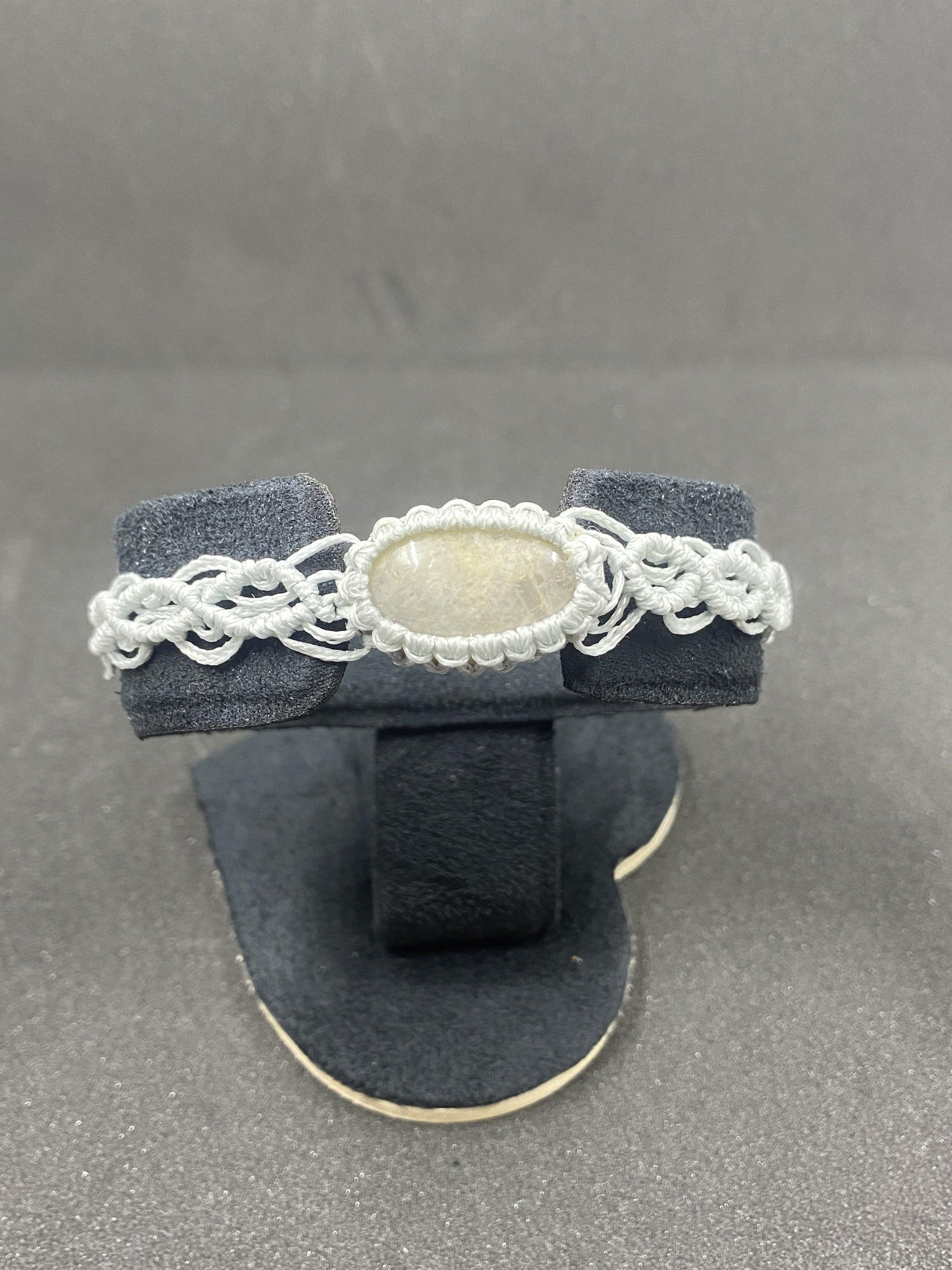 Bracelet en macramé avec pierre de lune - BR-3 - Creations Natural Stone